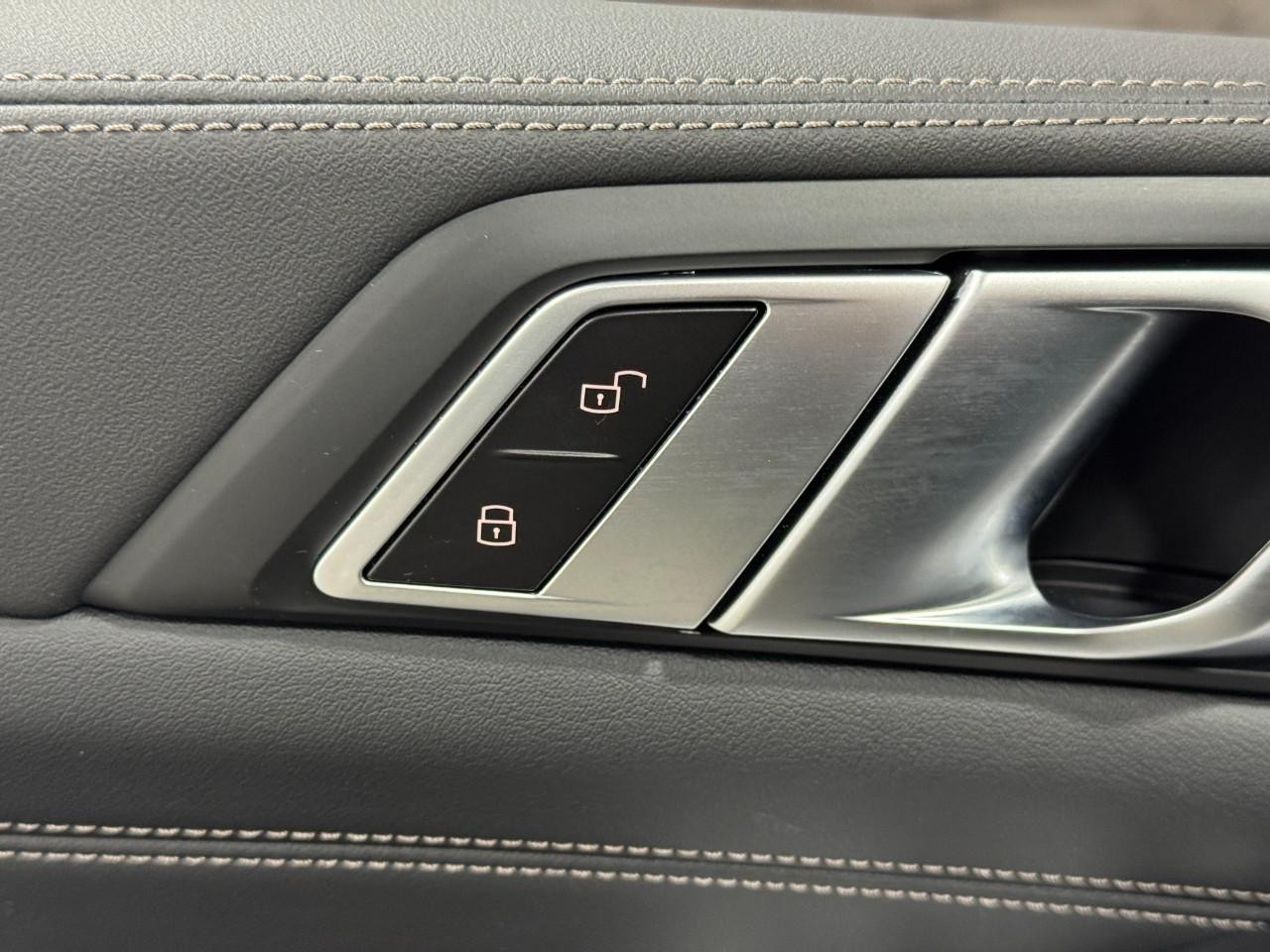 BMW X7 Vehicle Full-screen Gallery Image 26