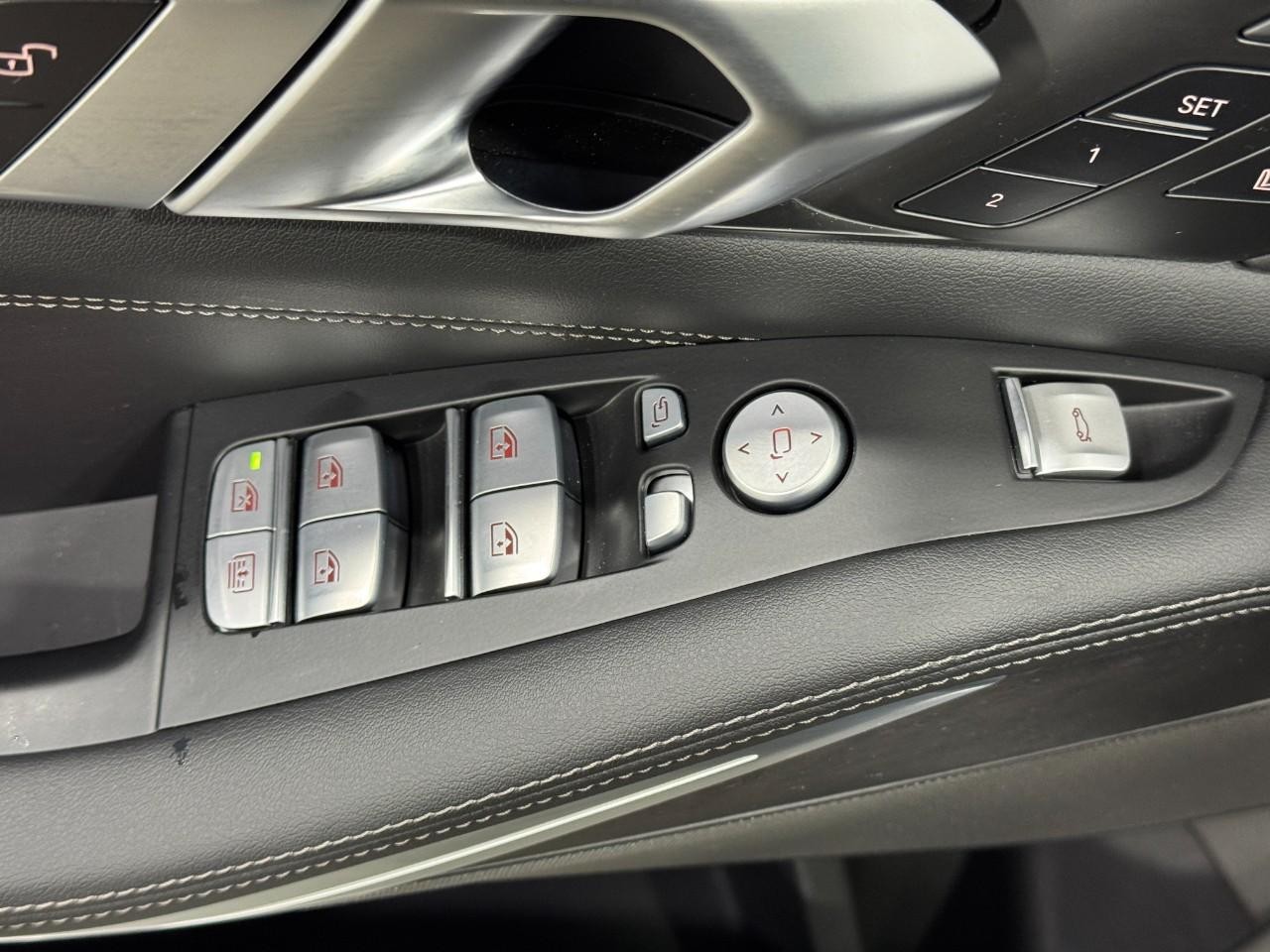 BMW X7 Vehicle Full-screen Gallery Image 27