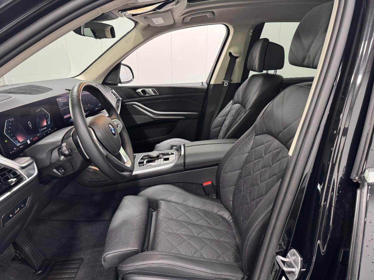 BMW X7 Vehicle Full-screen Gallery Image 28