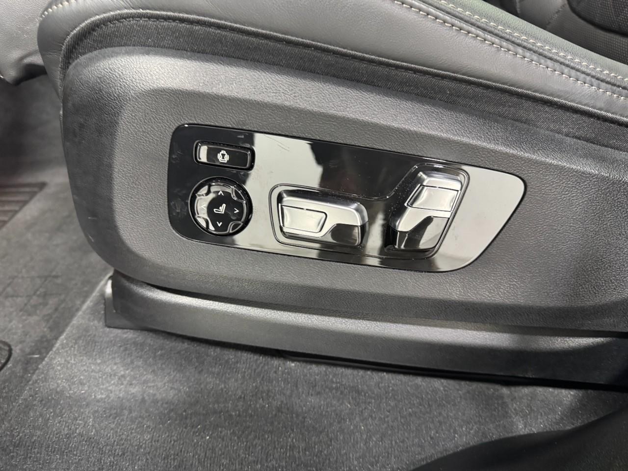 BMW X7 Vehicle Full-screen Gallery Image 30