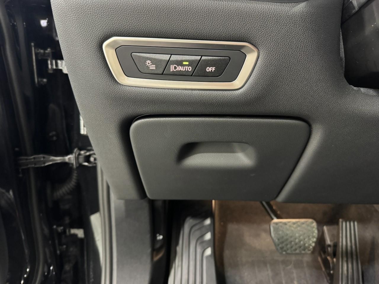 BMW X7 Vehicle Full-screen Gallery Image 31