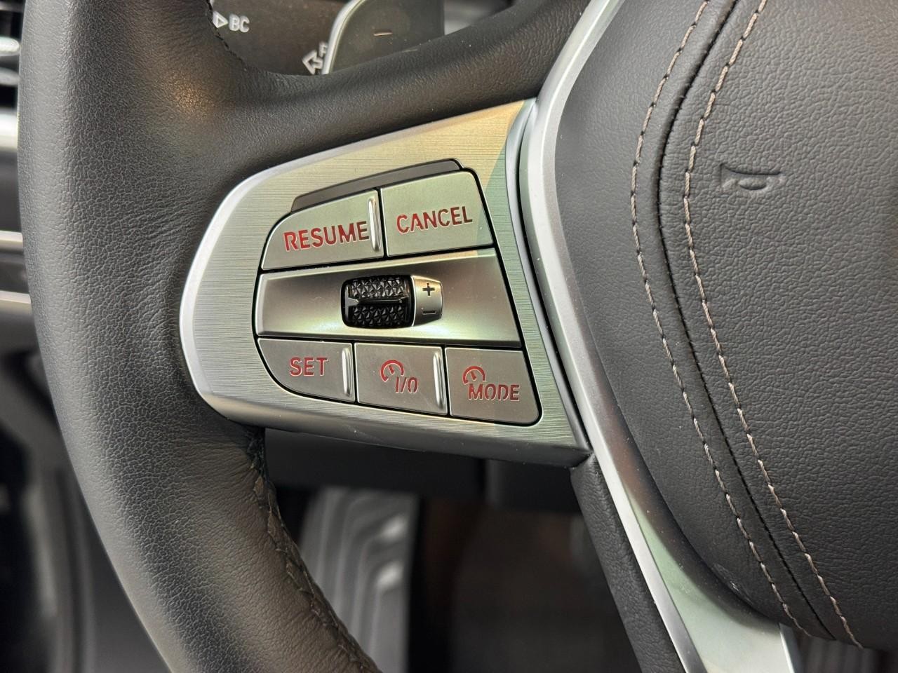 BMW X7 Vehicle Full-screen Gallery Image 32