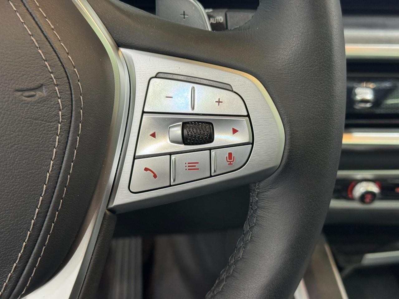 BMW X7 Vehicle Full-screen Gallery Image 33