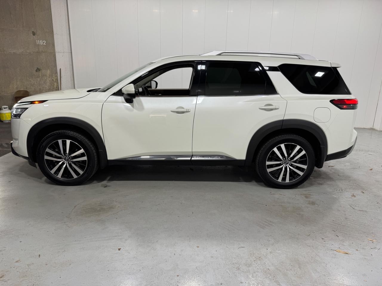 Nissan Pathfinder Vehicle Full-screen Gallery Image 2
