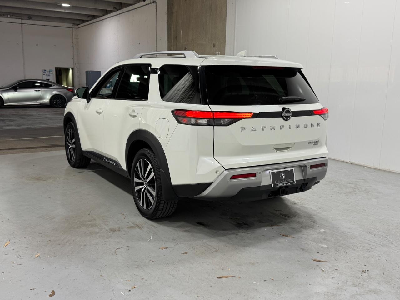 Nissan Pathfinder Vehicle Full-screen Gallery Image 3