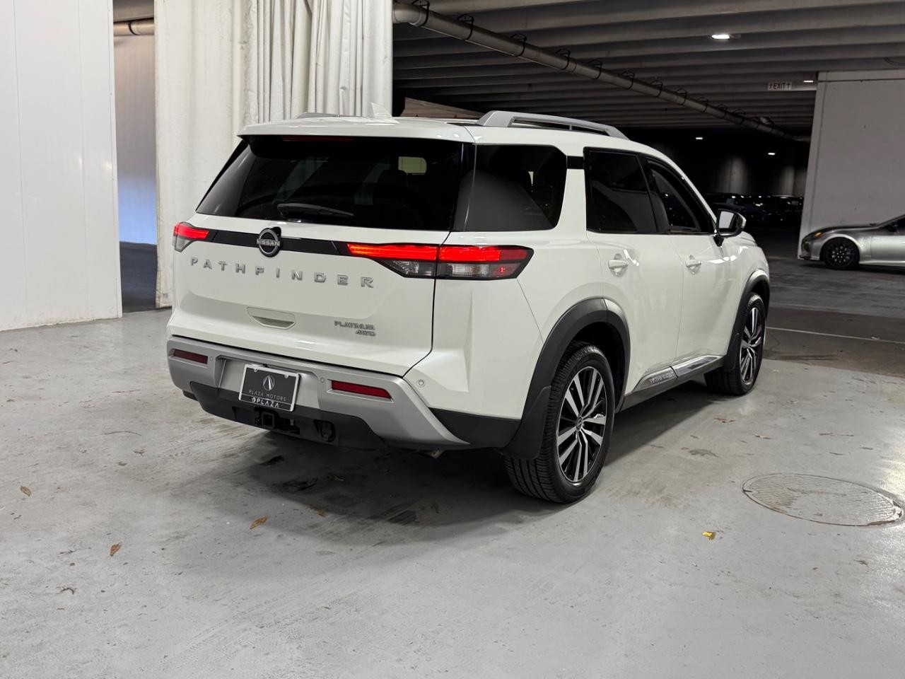Nissan Pathfinder Vehicle Full-screen Gallery Image 4