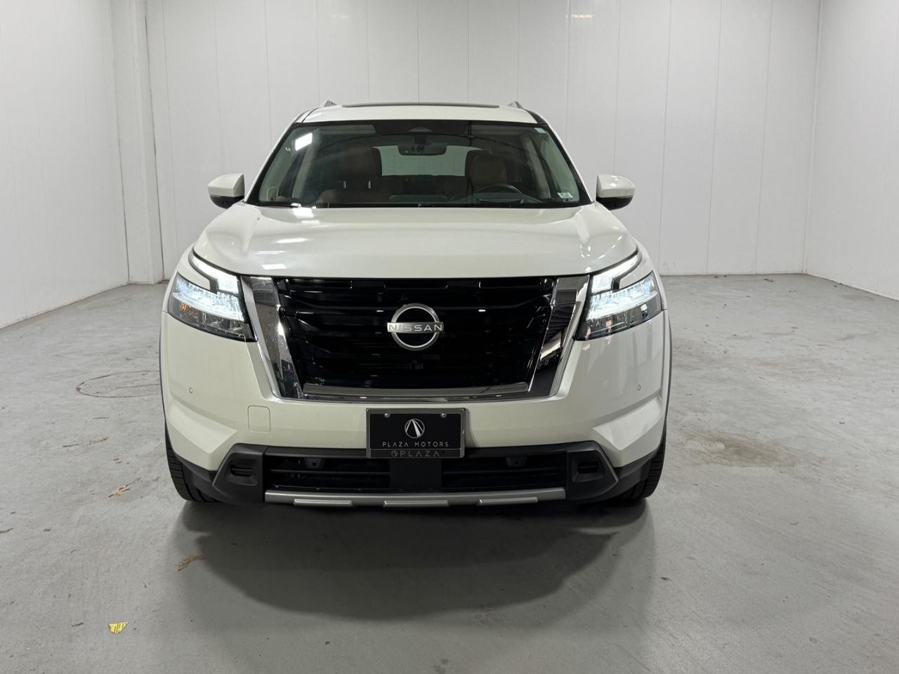 Nissan Pathfinder Vehicle Full-screen Gallery Image 7