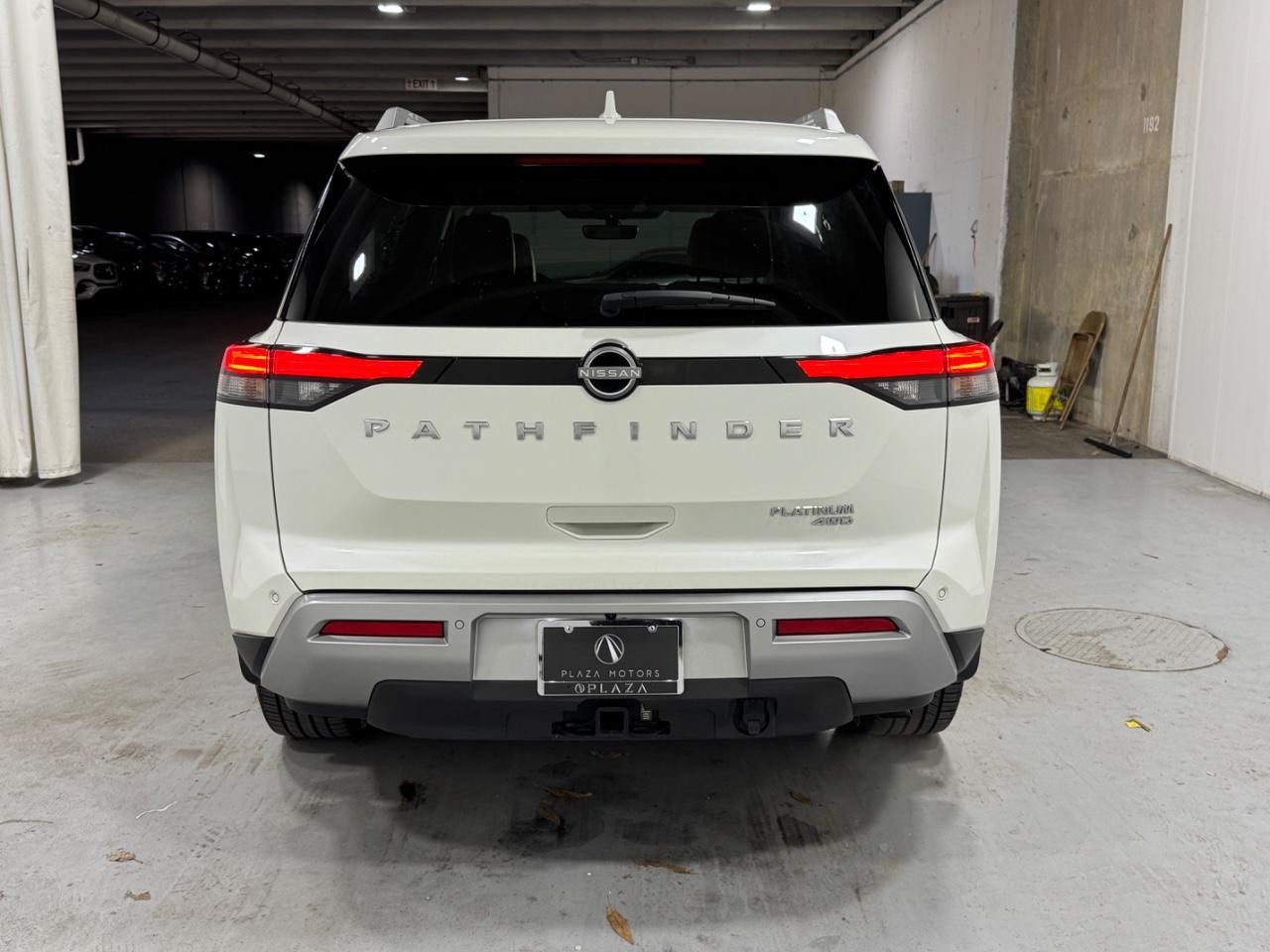 Nissan Pathfinder Vehicle Full-screen Gallery Image 10