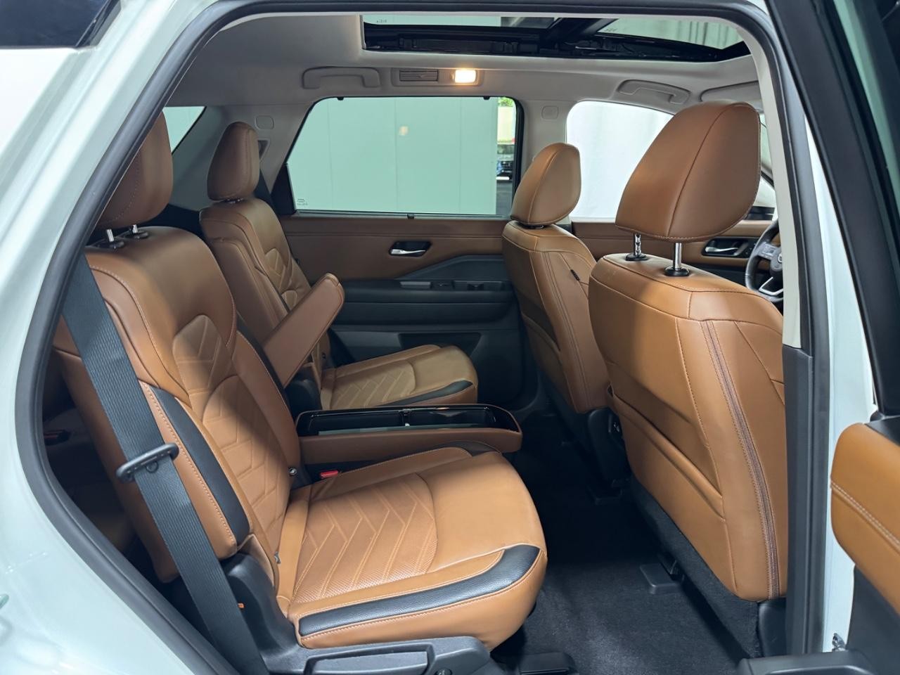 Nissan Pathfinder Vehicle Full-screen Gallery Image 12