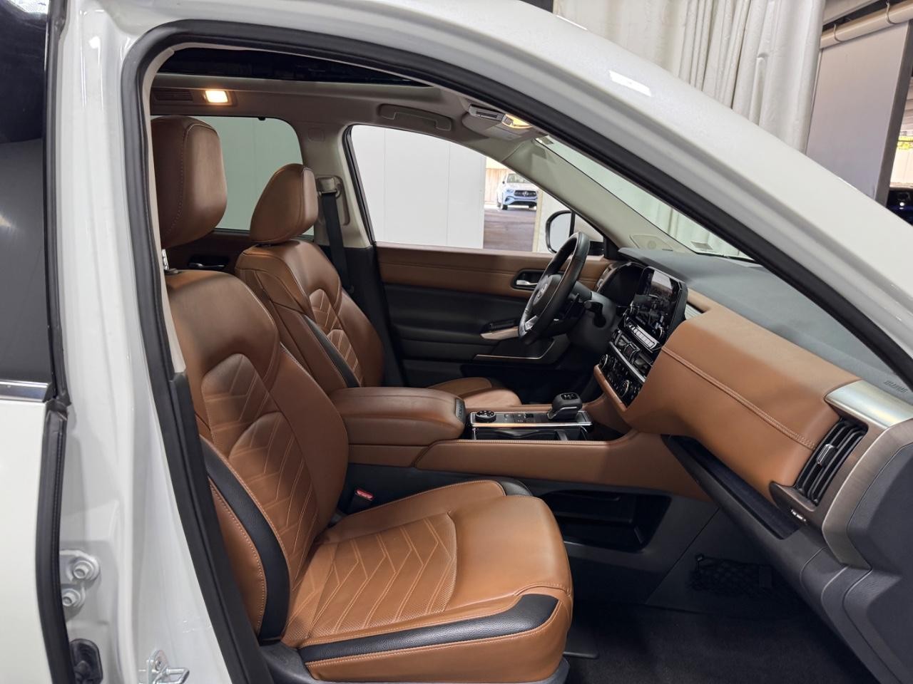 Nissan Pathfinder Vehicle Full-screen Gallery Image 21