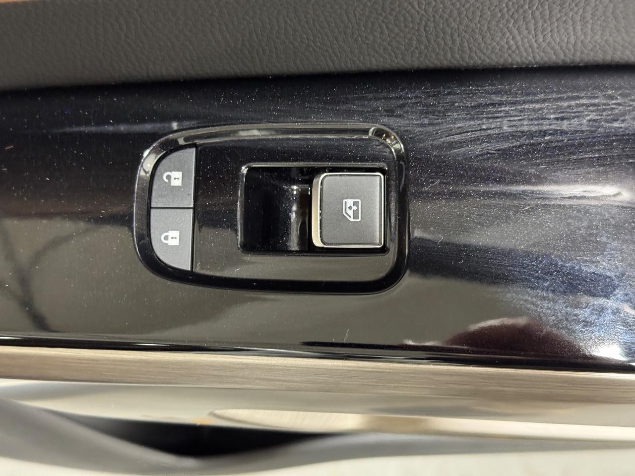 Nissan Pathfinder Vehicle Full-screen Gallery Image 25