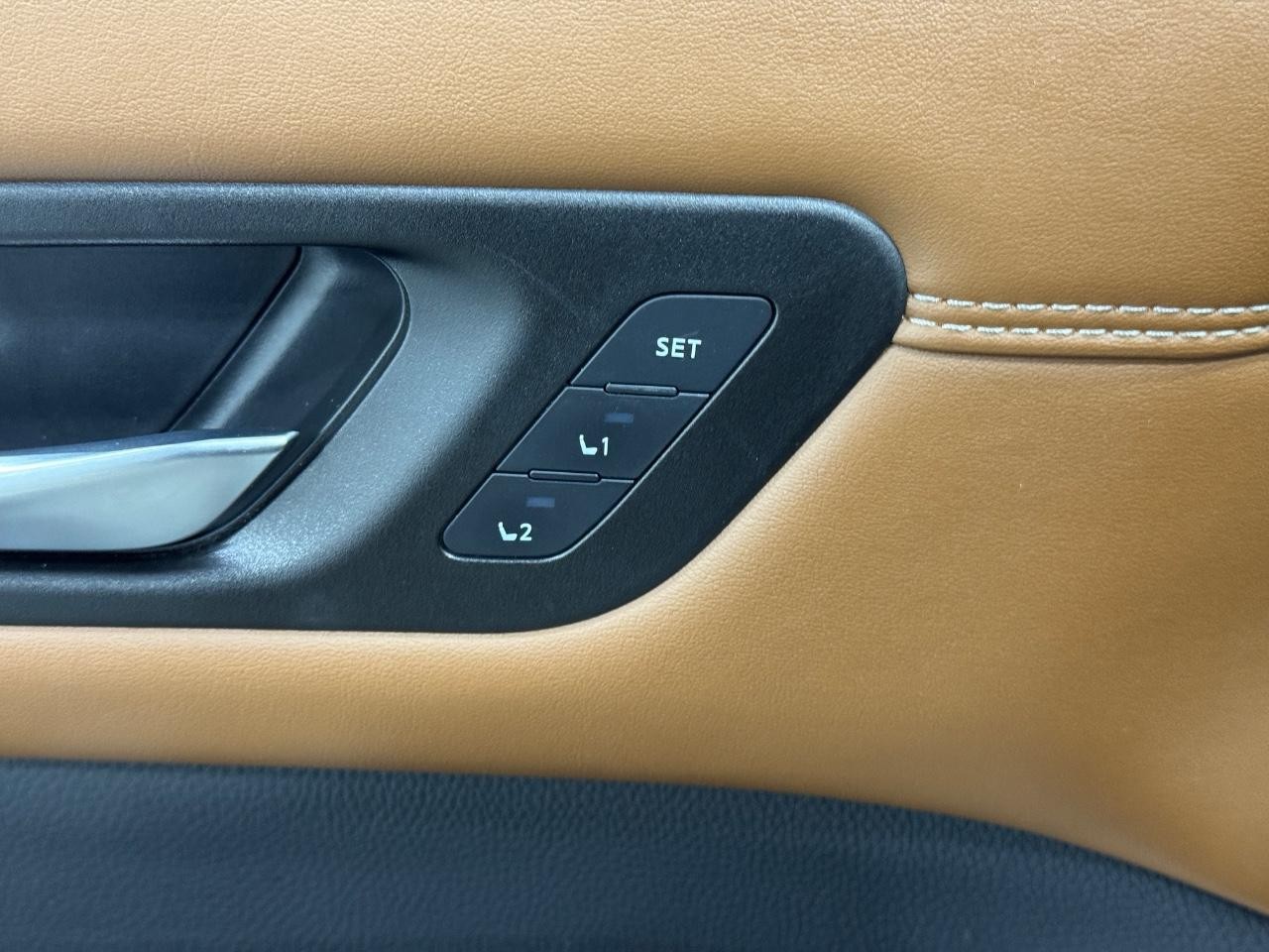Nissan Pathfinder Vehicle Full-screen Gallery Image 26