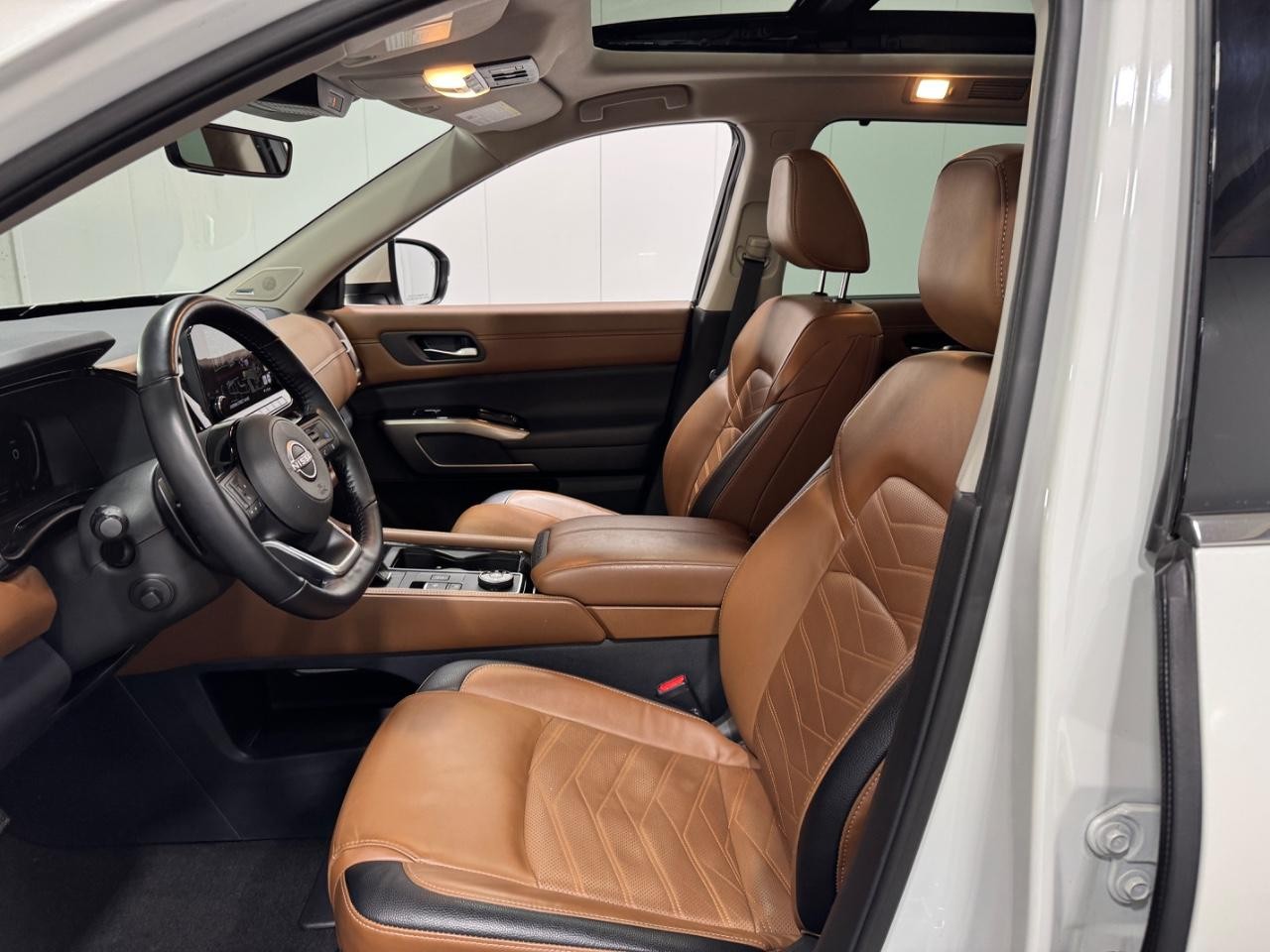 Nissan Pathfinder Vehicle Full-screen Gallery Image 28