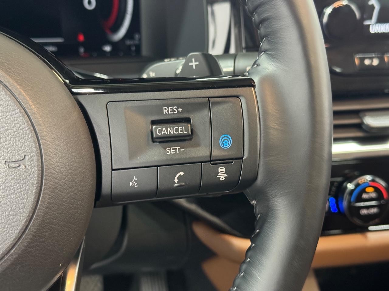 Nissan Pathfinder Vehicle Full-screen Gallery Image 33