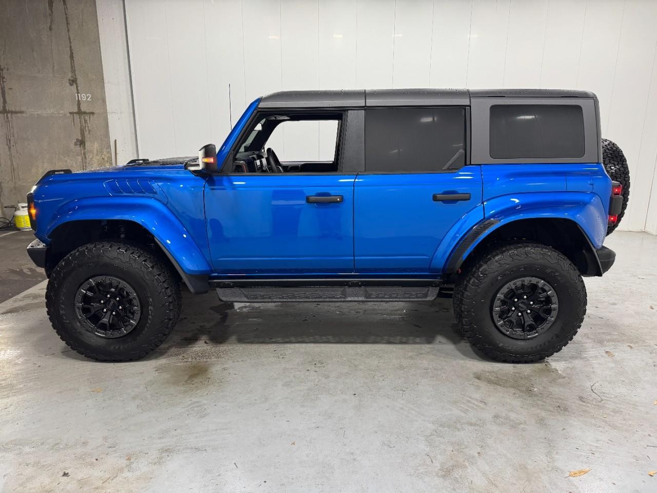 Ford Bronco Vehicle Full-screen Gallery Image 2