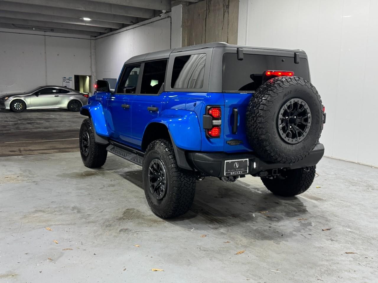 Ford Bronco Vehicle Full-screen Gallery Image 3