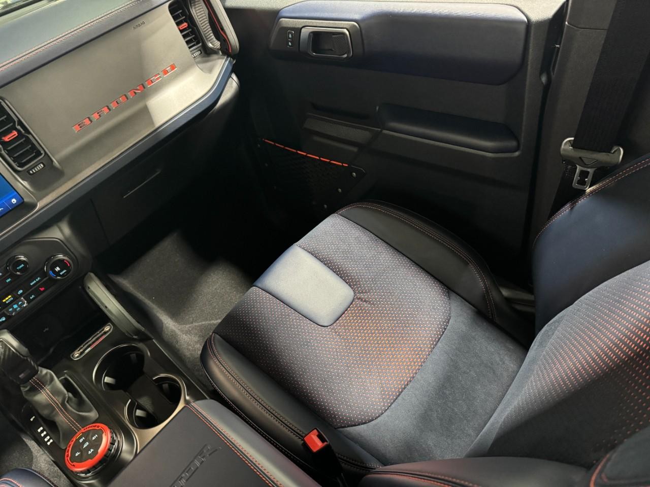 Ford Bronco Vehicle Full-screen Gallery Image 16