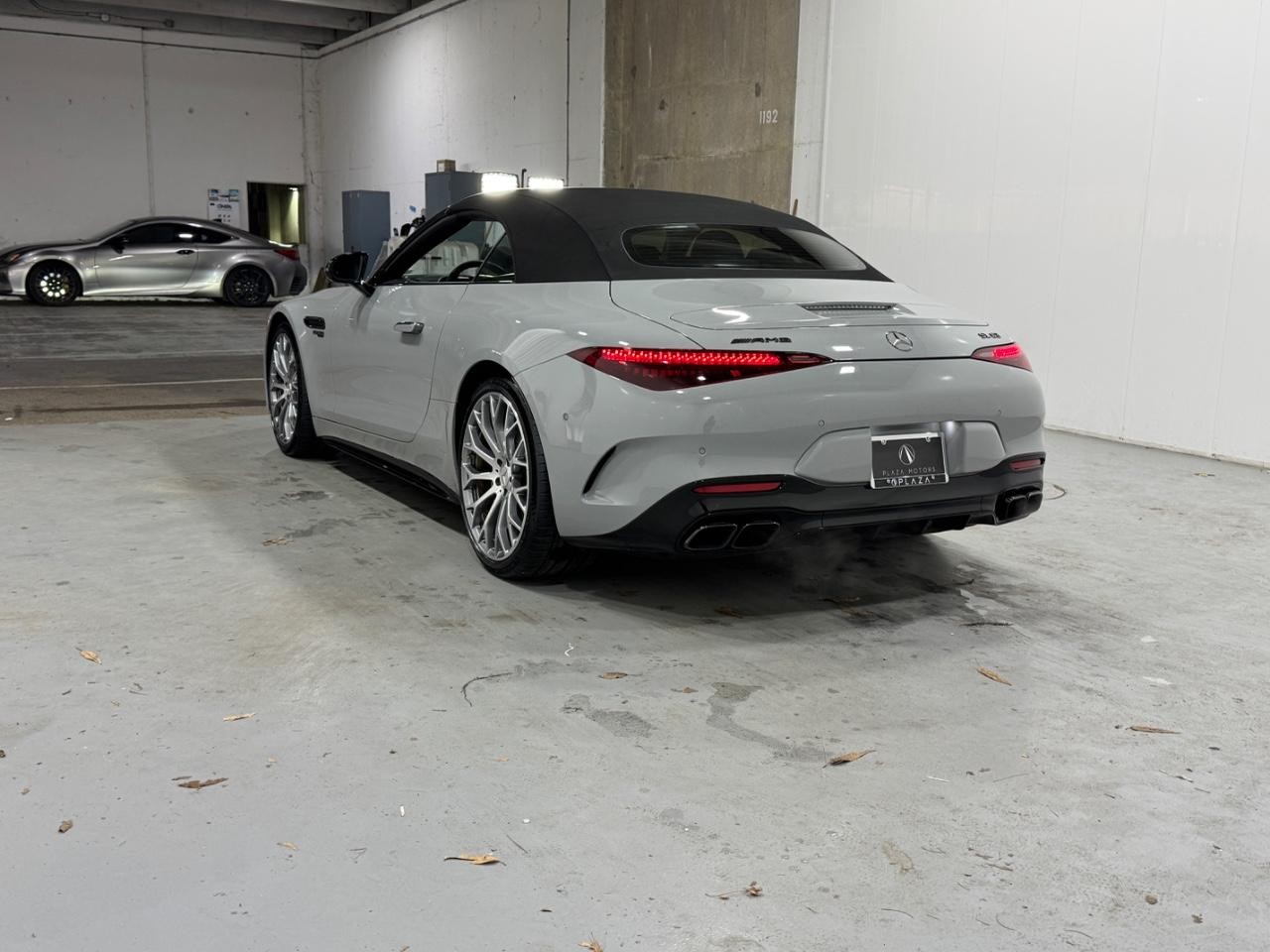 Mercedes-Benz SL Vehicle Full-screen Gallery Image 3
