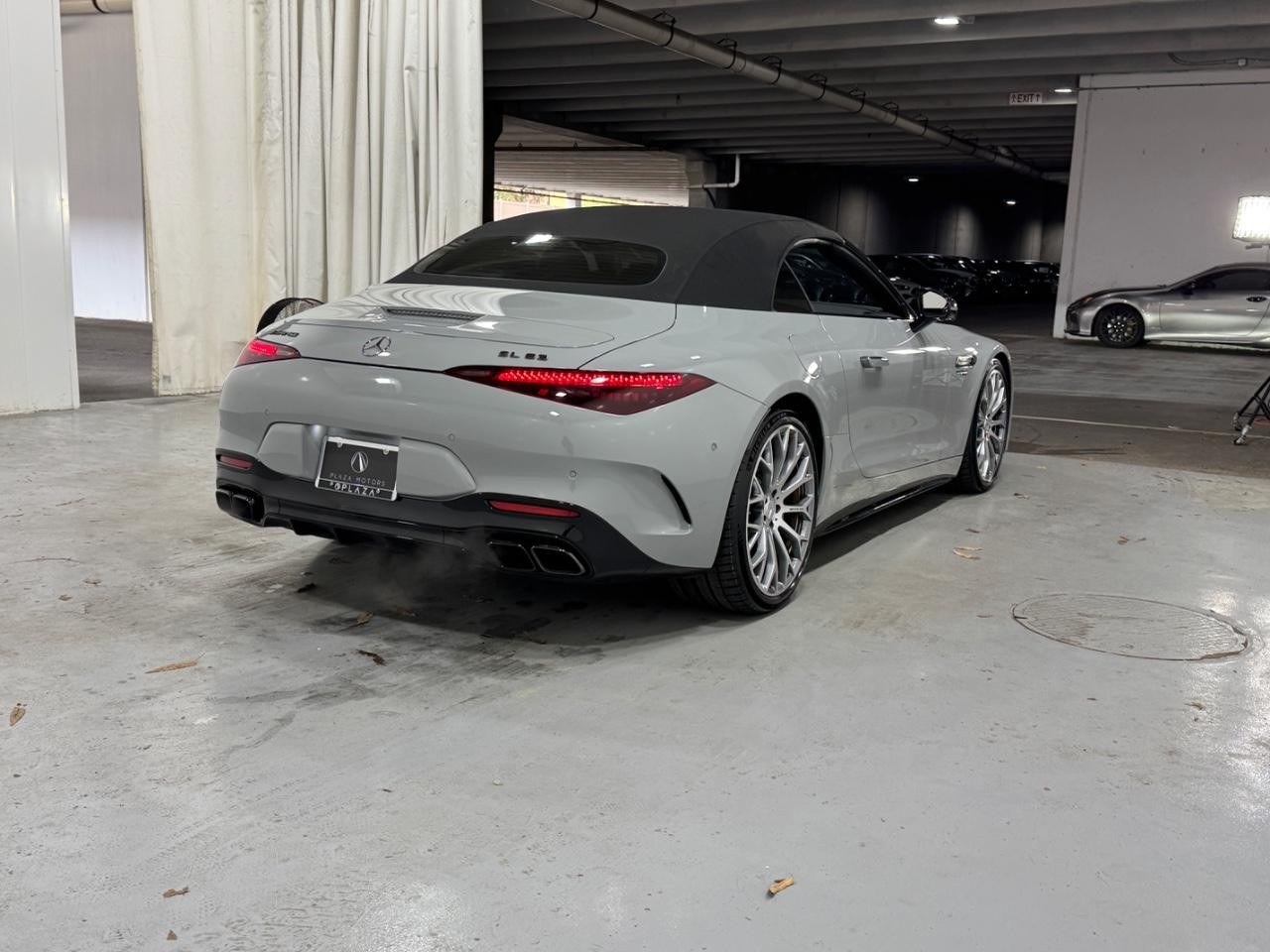 Mercedes-Benz SL Vehicle Full-screen Gallery Image 4