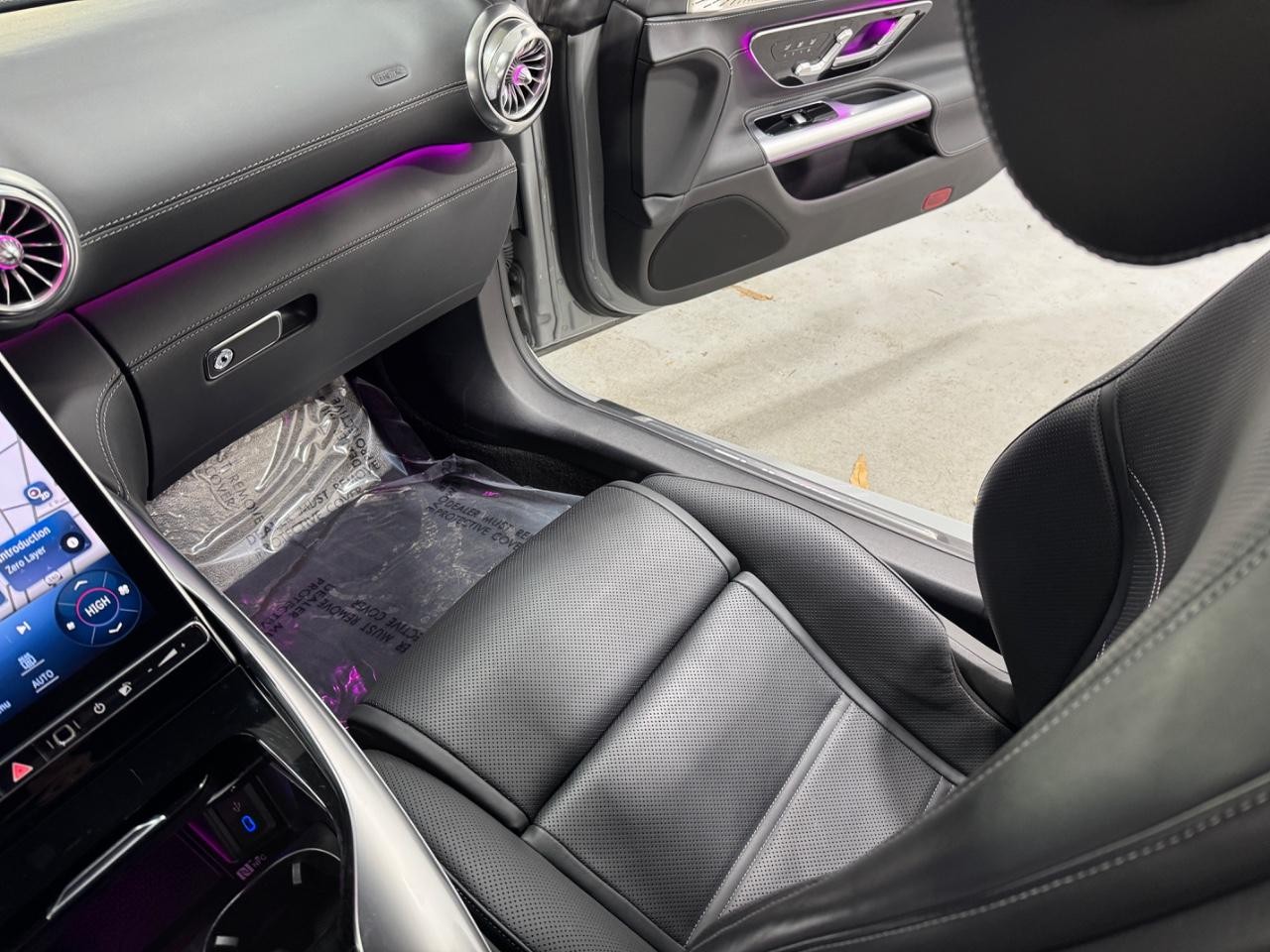 Mercedes-Benz SL Vehicle Full-screen Gallery Image 14