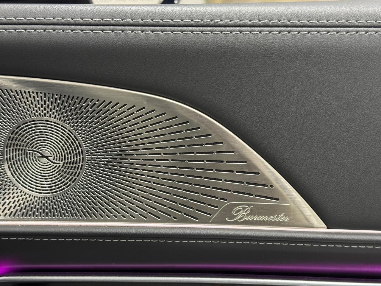 Mercedes-Benz SL Vehicle Full-screen Gallery Image 17