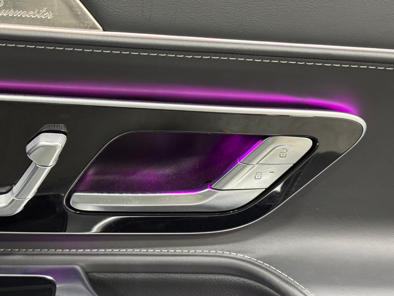 Mercedes-Benz SL Vehicle Full-screen Gallery Image 19