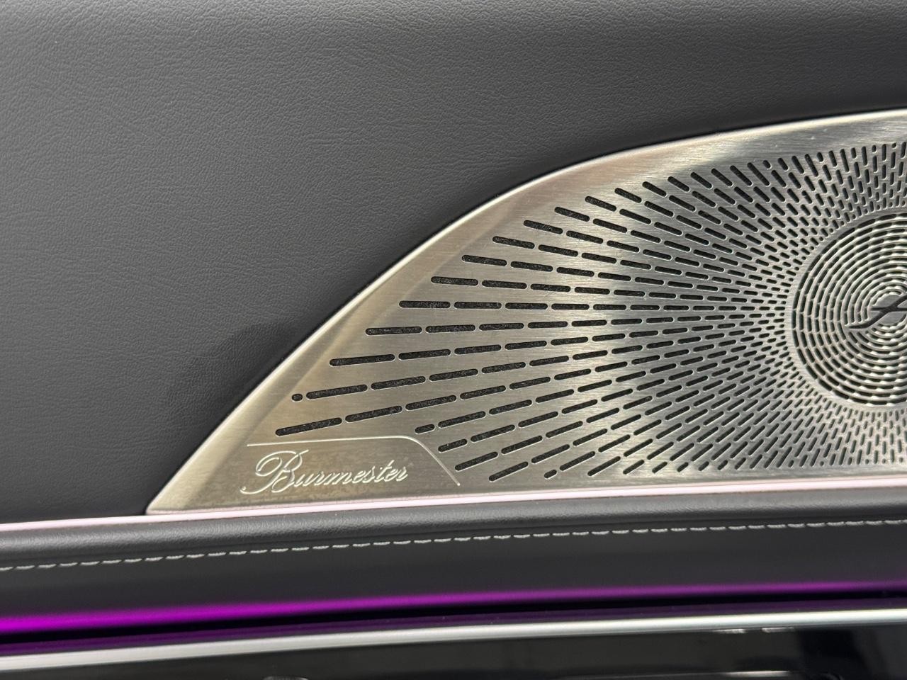 Mercedes-Benz SL Vehicle Full-screen Gallery Image 21