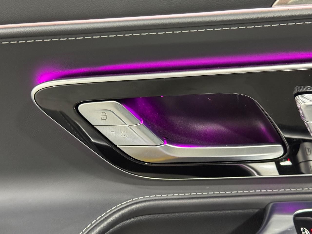 Mercedes-Benz SL Vehicle Full-screen Gallery Image 23