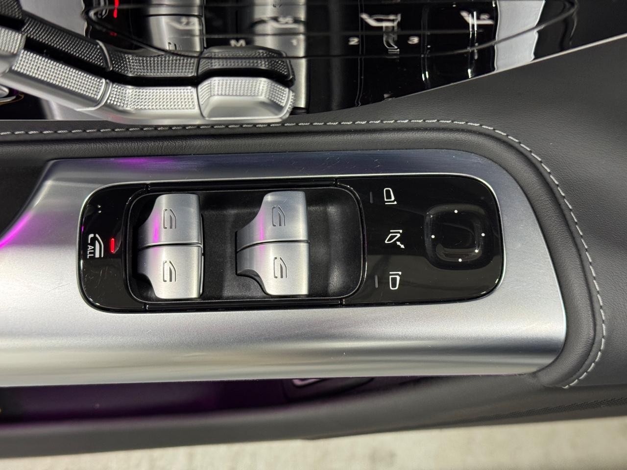 Mercedes-Benz SL Vehicle Full-screen Gallery Image 24