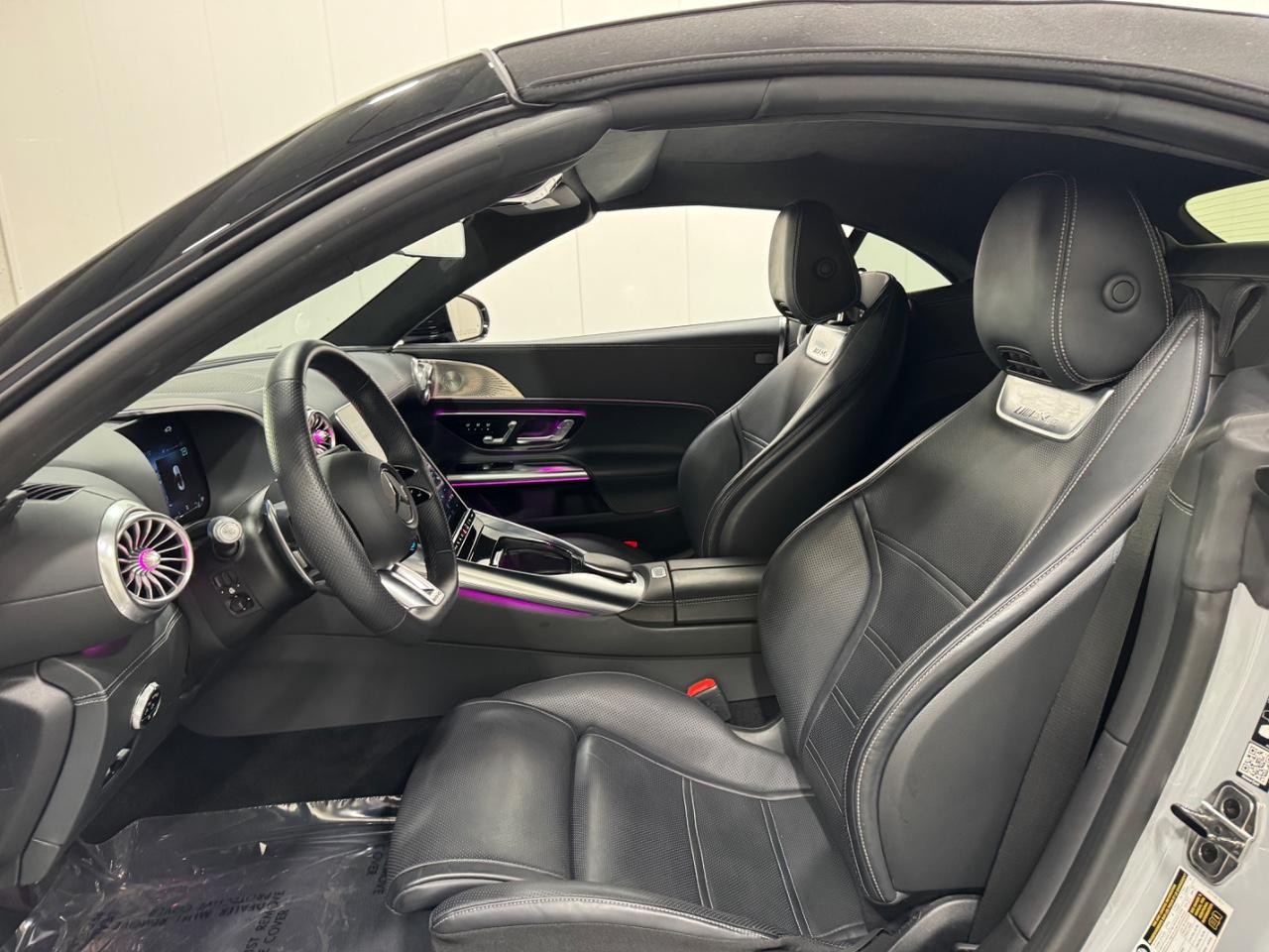 Mercedes-Benz SL Vehicle Full-screen Gallery Image 26