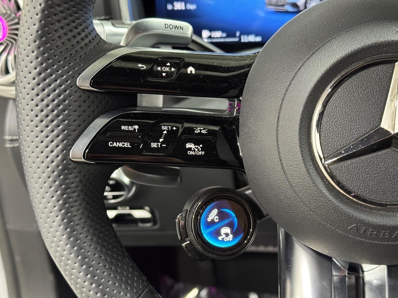 Mercedes-Benz SL Vehicle Full-screen Gallery Image 29