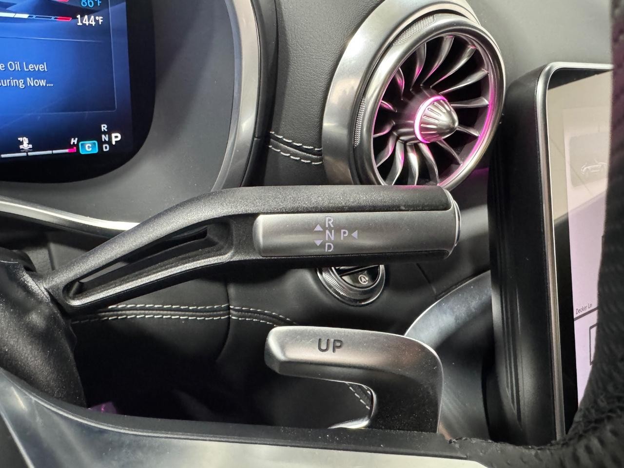 Mercedes-Benz SL Vehicle Full-screen Gallery Image 32