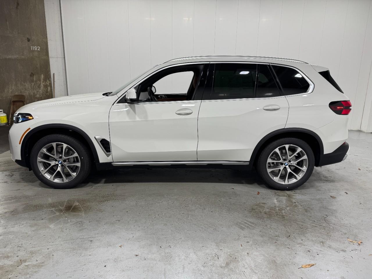 BMW X5 Vehicle Full-screen Gallery Image 2