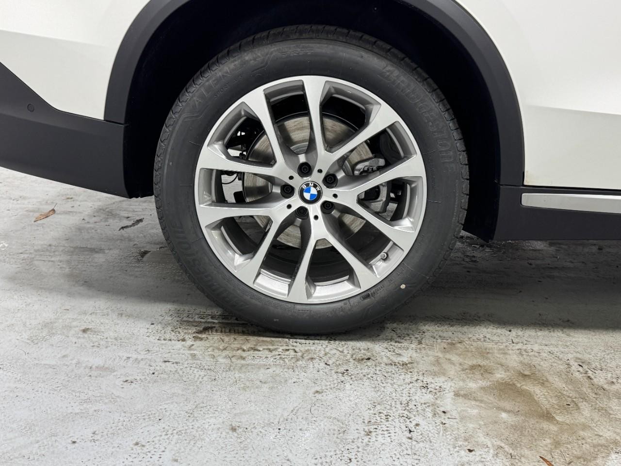 BMW X5 Vehicle Full-screen Gallery Image 5