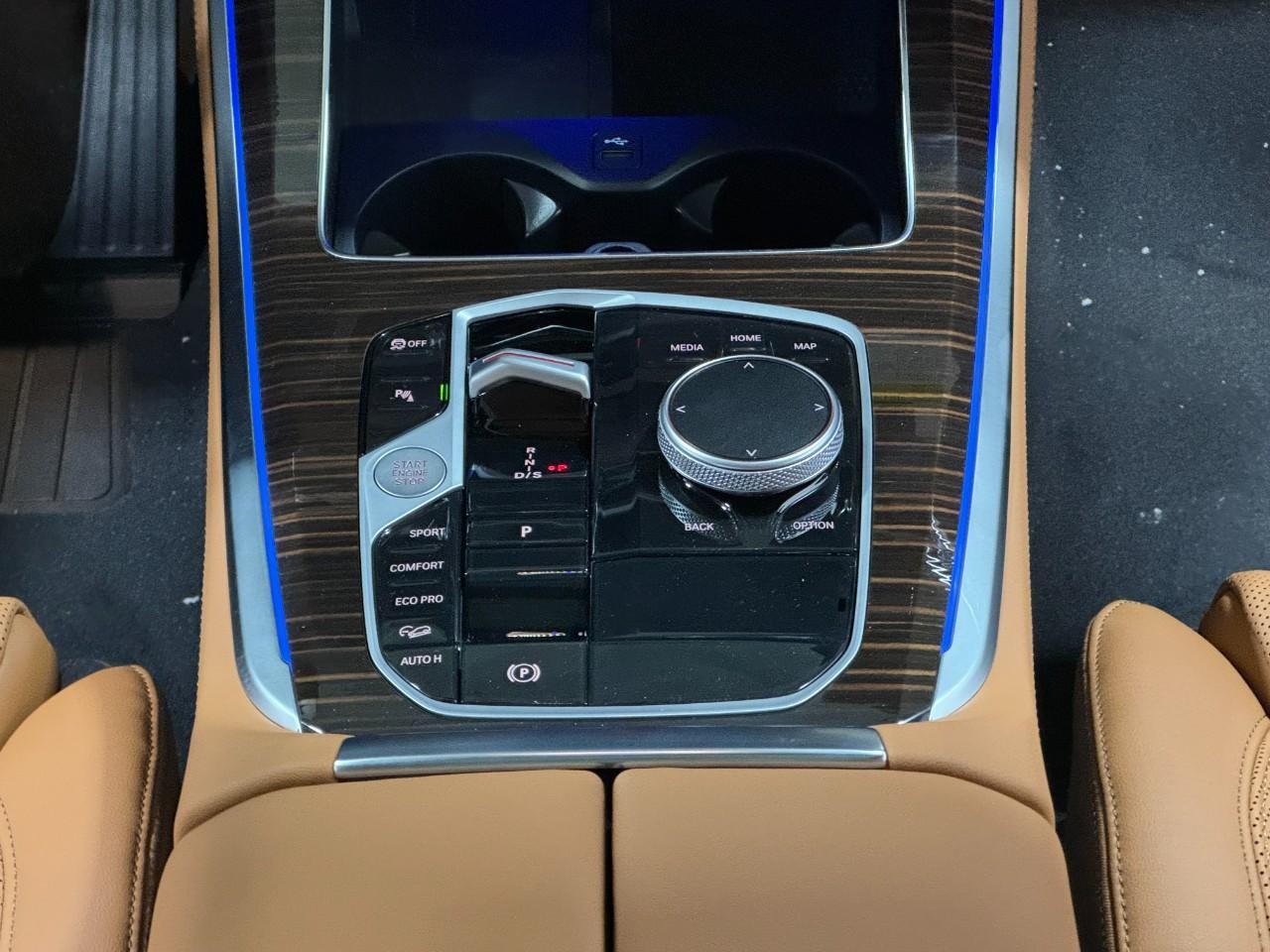 BMW X5 Vehicle Full-screen Gallery Image 16