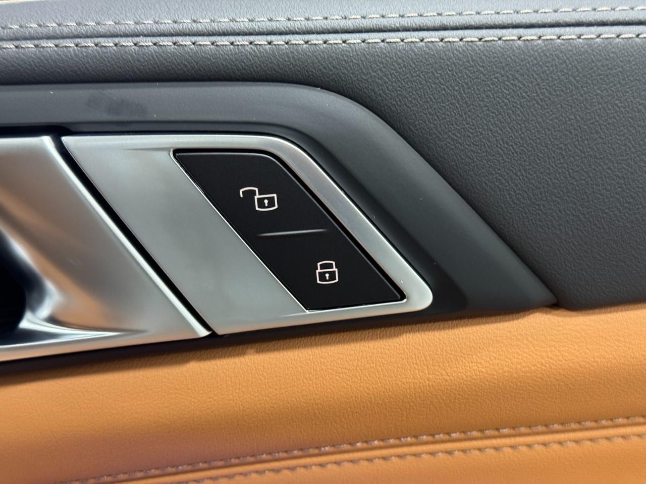 BMW X5 Vehicle Full-screen Gallery Image 21