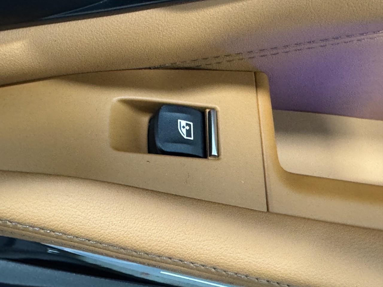 BMW X5 Vehicle Full-screen Gallery Image 22