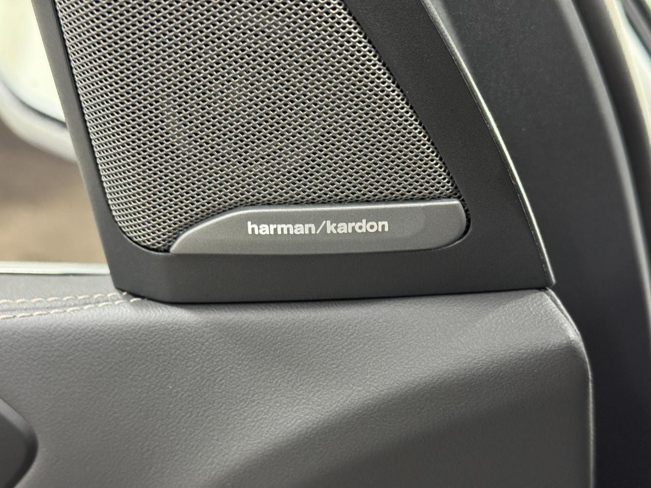 BMW X5 Vehicle Full-screen Gallery Image 23