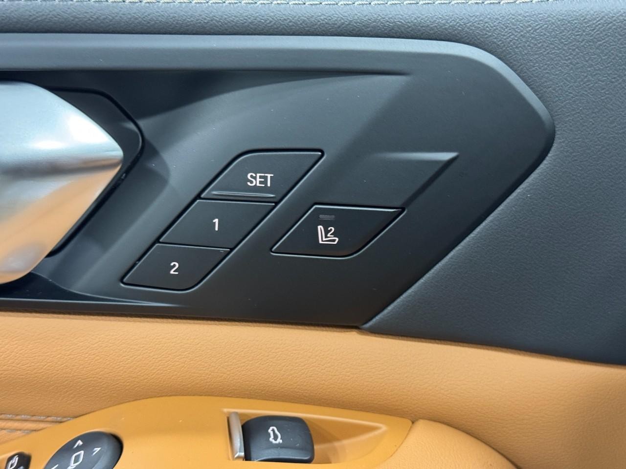 BMW X5 Vehicle Full-screen Gallery Image 24