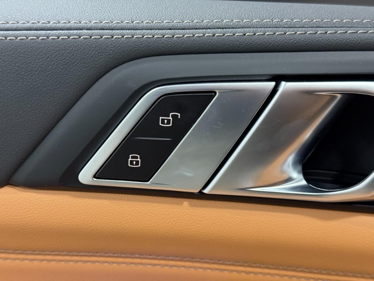BMW X5 Vehicle Full-screen Gallery Image 25
