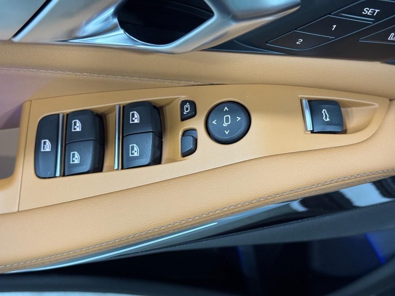 BMW X5 Vehicle Full-screen Gallery Image 26