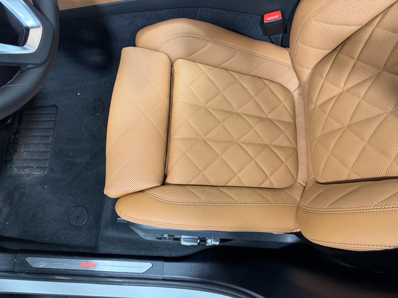 BMW X5 Vehicle Full-screen Gallery Image 28