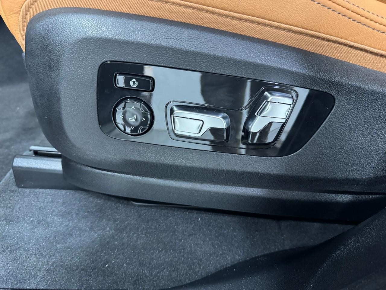 BMW X5 Vehicle Full-screen Gallery Image 29