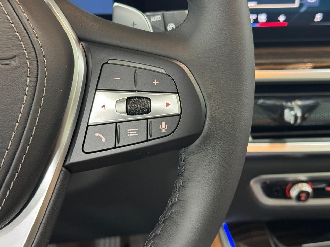 BMW X5 Vehicle Full-screen Gallery Image 32