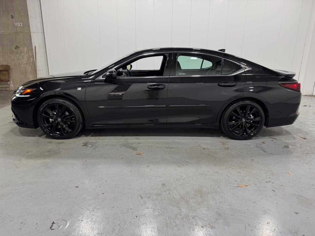 Lexus ES Vehicle Full-screen Gallery Image 2