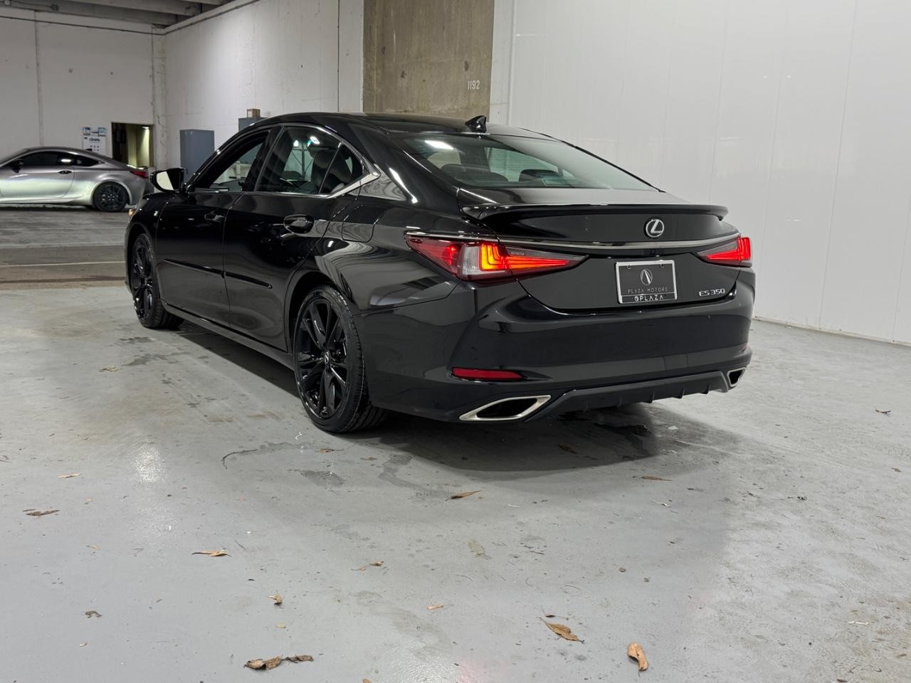 Lexus ES Vehicle Full-screen Gallery Image 3