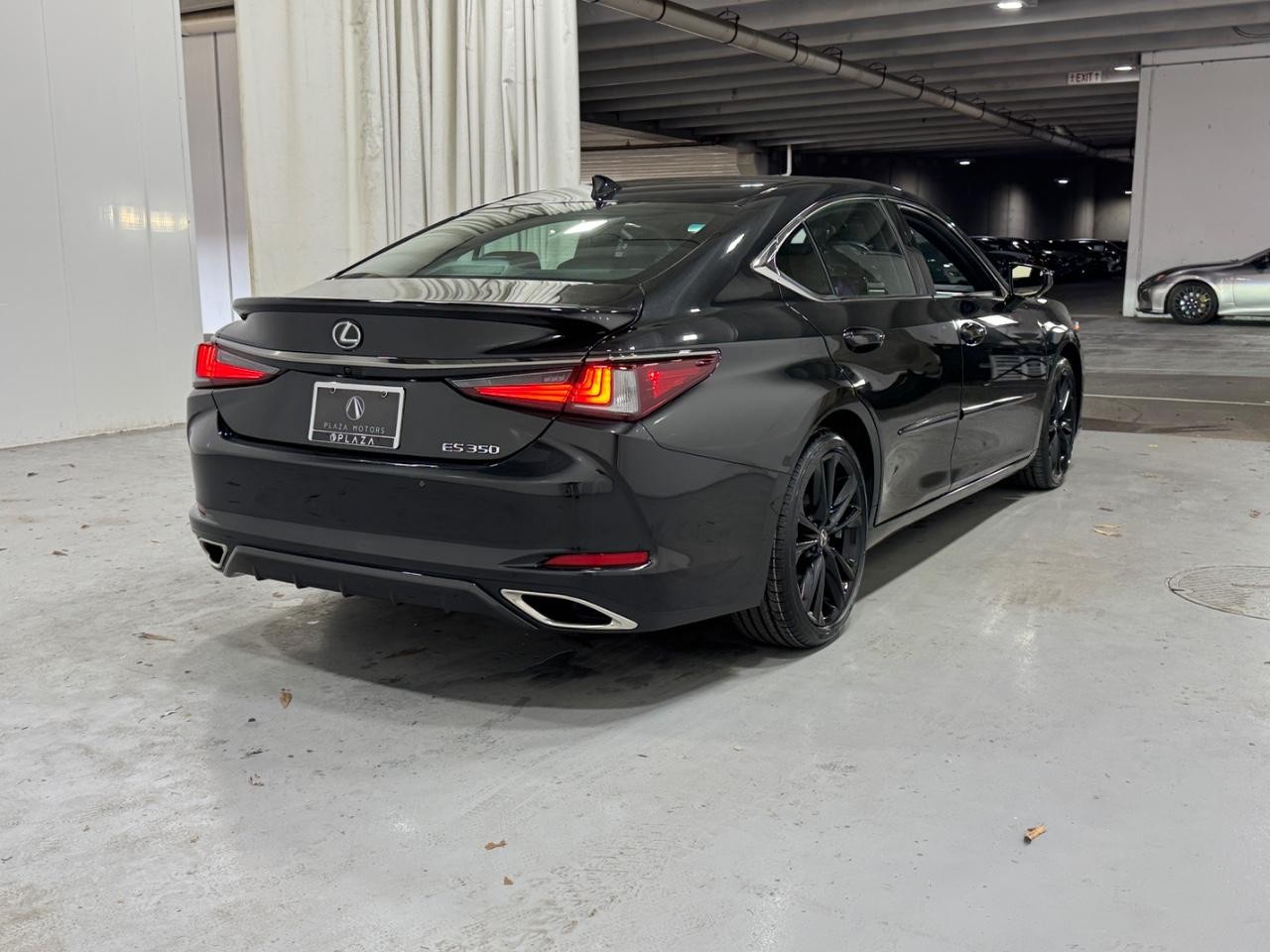 Lexus ES Vehicle Full-screen Gallery Image 4