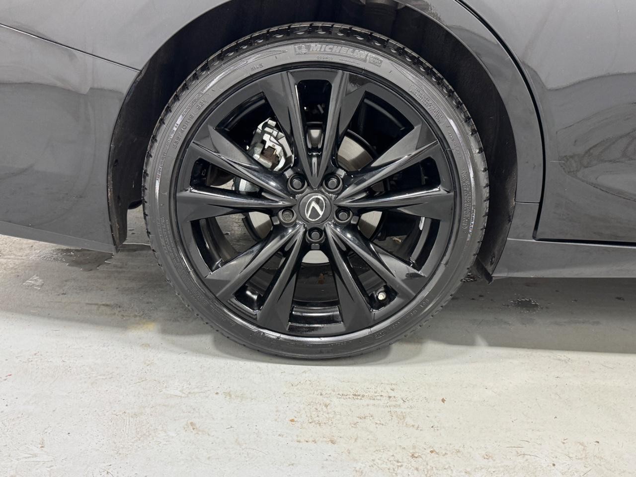 Lexus ES Vehicle Full-screen Gallery Image 5