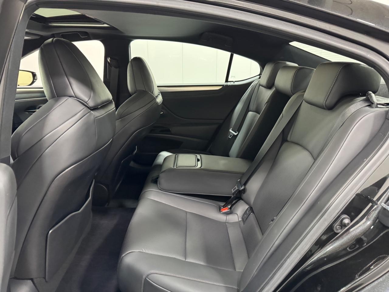 Lexus ES Vehicle Full-screen Gallery Image 8