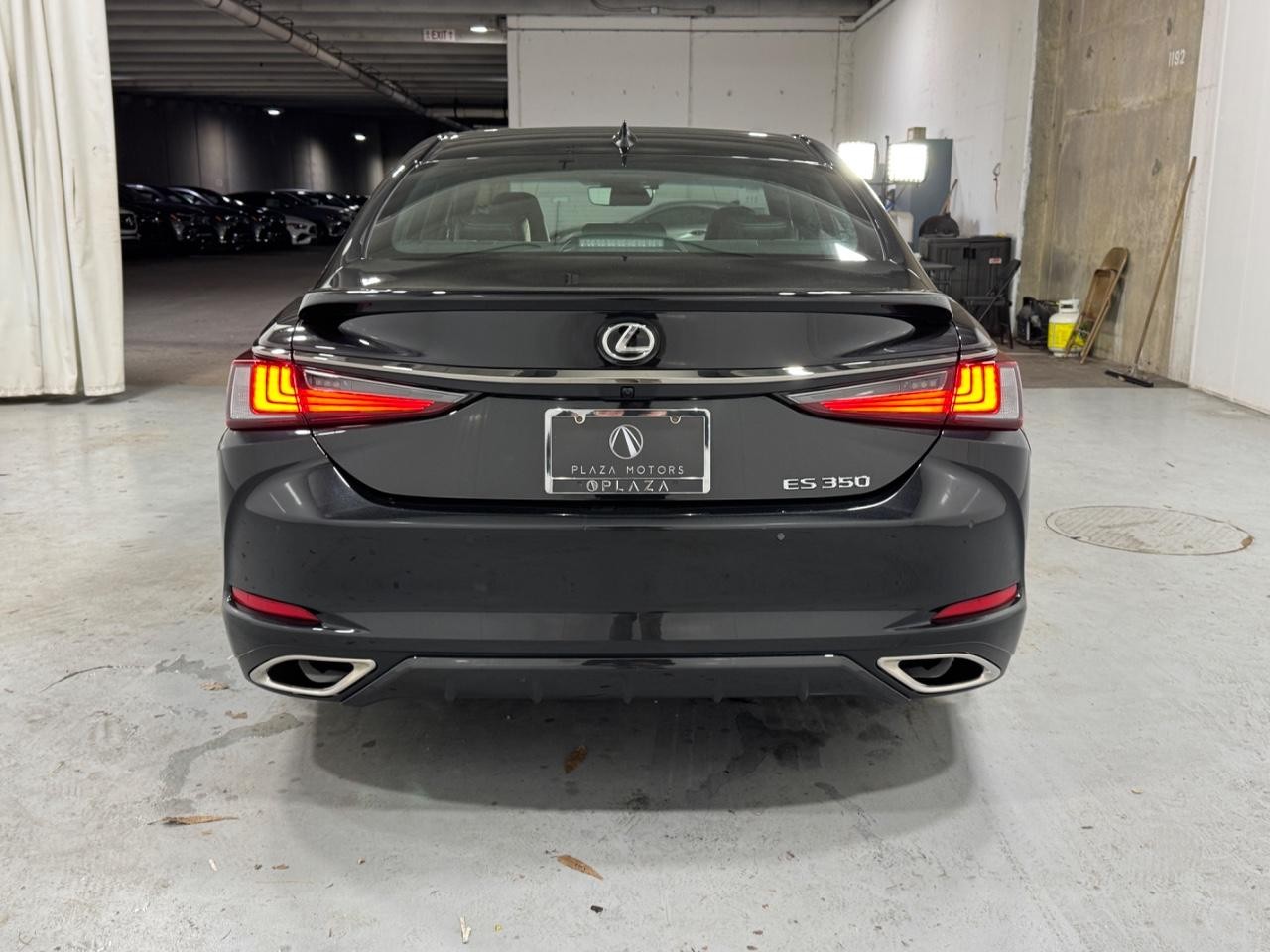 Lexus ES Vehicle Full-screen Gallery Image 9